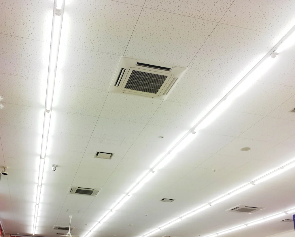 use.jpg
オフィスの天井で使用されている蛍光灯