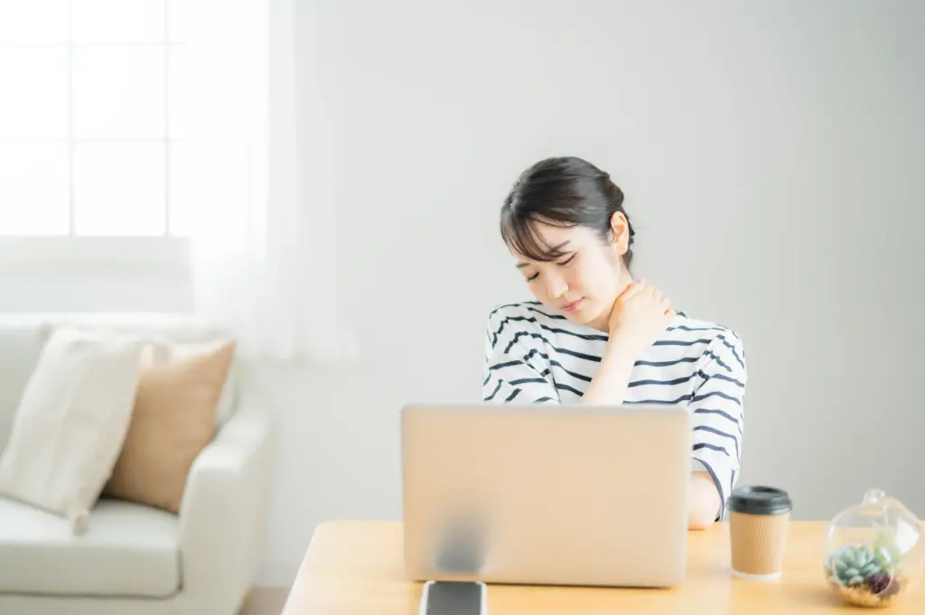 疲労・肩凝りに悩むテレワークをする女性