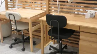 デスクライトが置かれた机