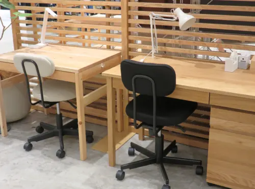 デスクライトが置かれた机