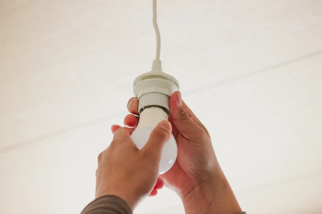 照明の交換作業イメージ