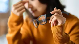 疲れ目でつらそうな女性