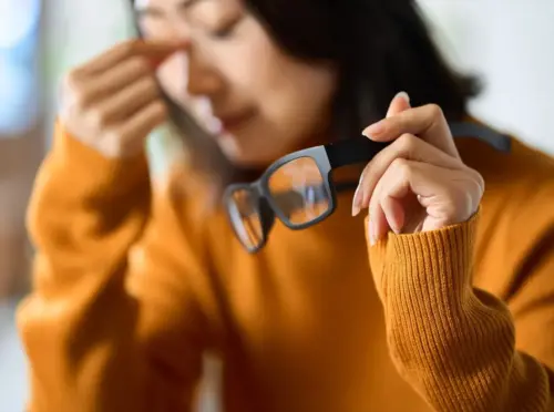 疲れ目でつらそうな女性