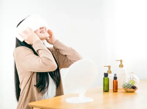 蒸しタオルを使う女性