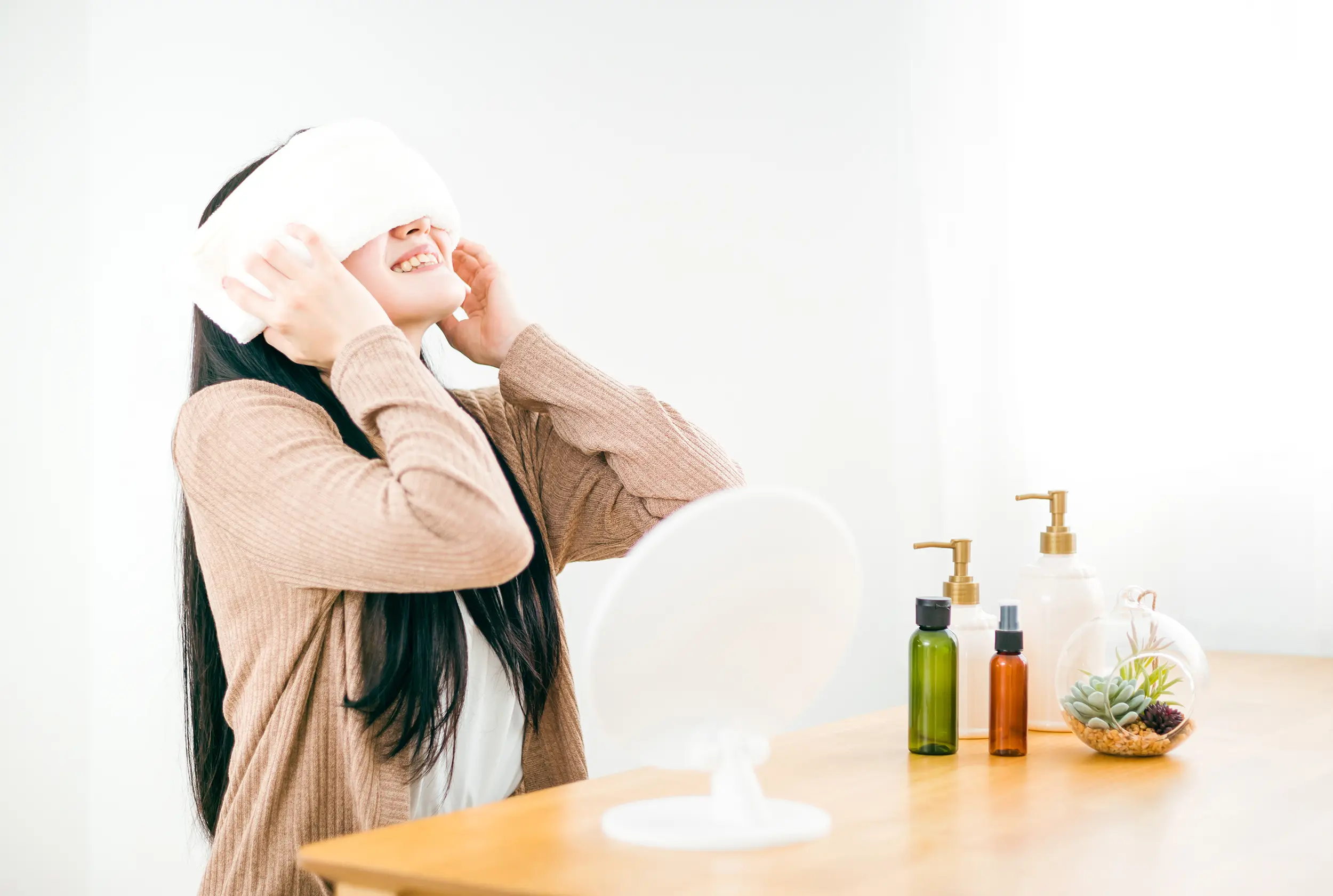 蒸しタオルを使う女性