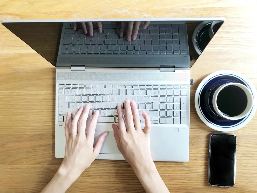 ノートパソコンとコーヒー