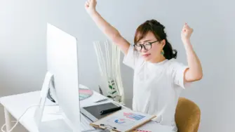 パソコン作業中休憩をする女性