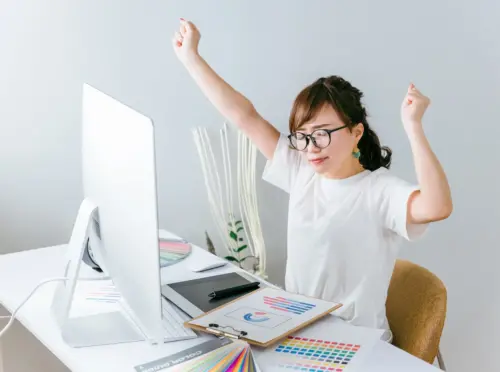 パソコン作業中休憩をする女性