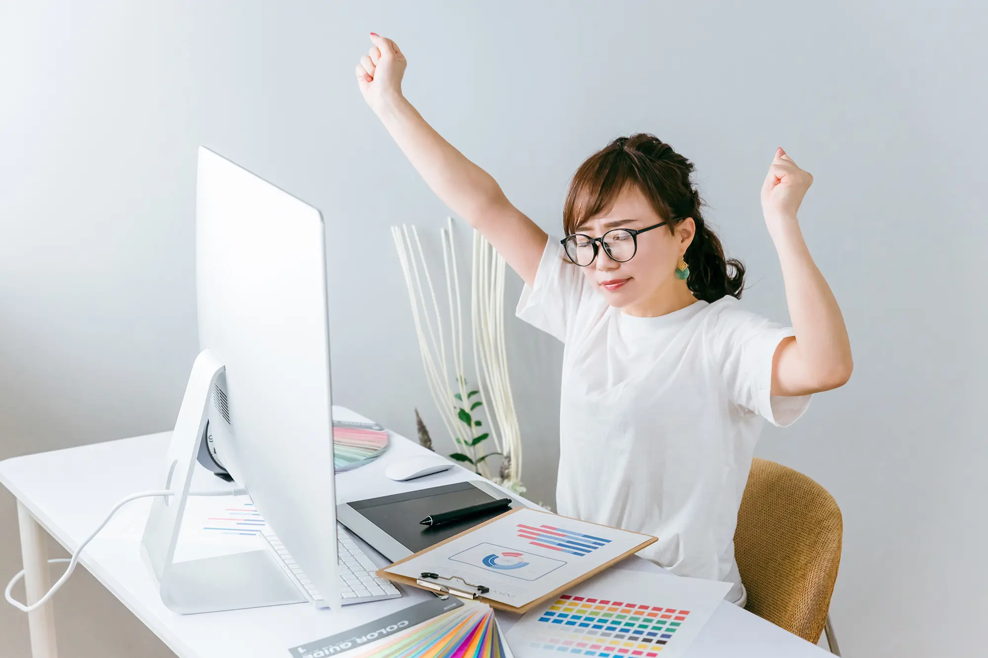 パソコン作業中休憩をする女性