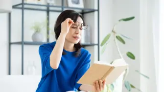 老眼の女性