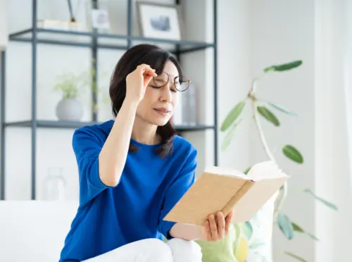 老眼の女性