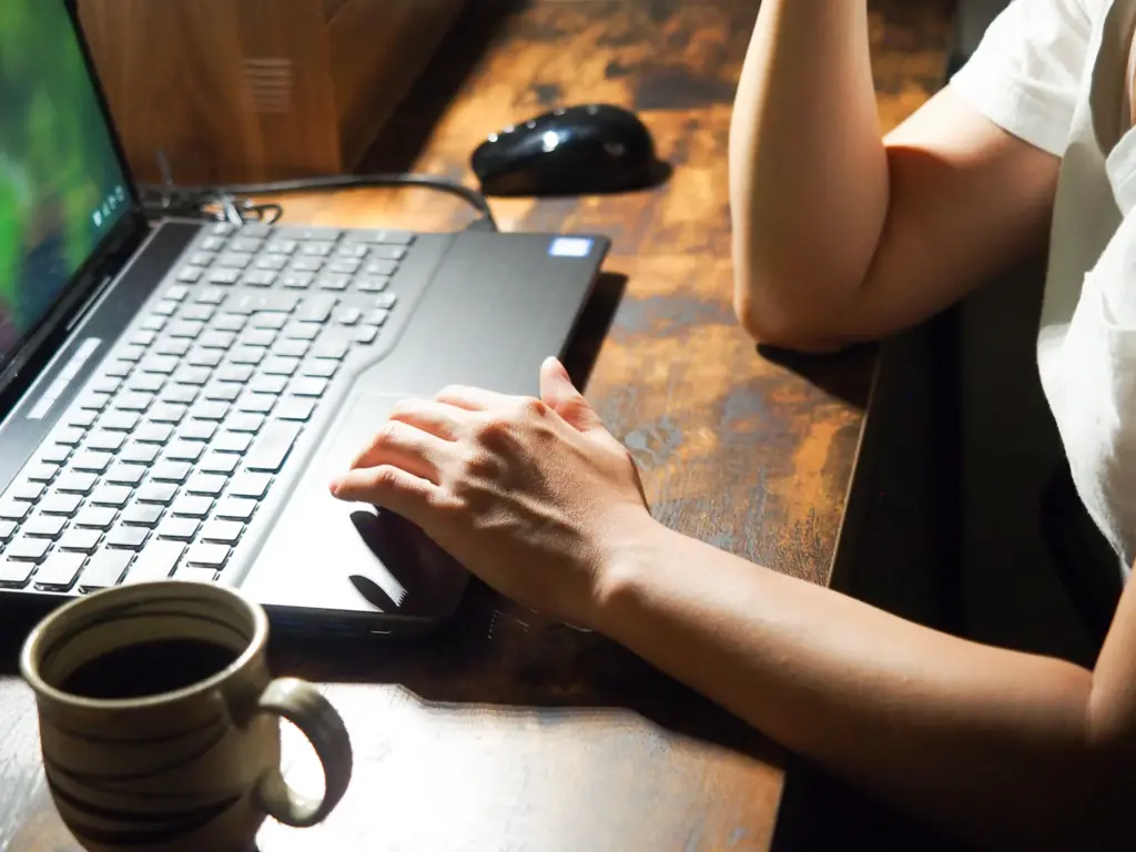 夜にパソコン作業する人の手元