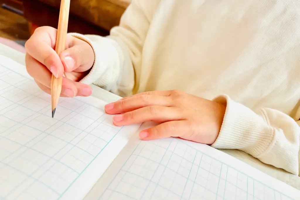 勉強する子供の手元