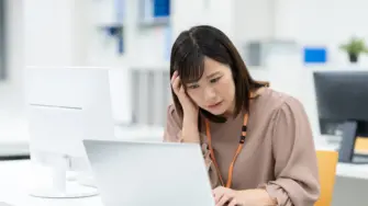 オフィスで悩む女性