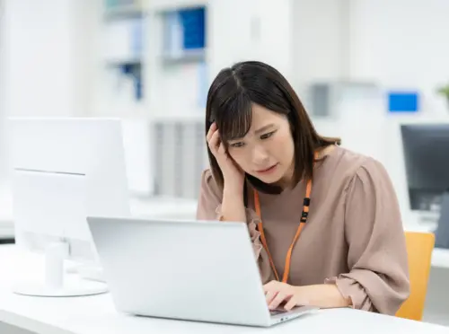 オフィスで悩む女性