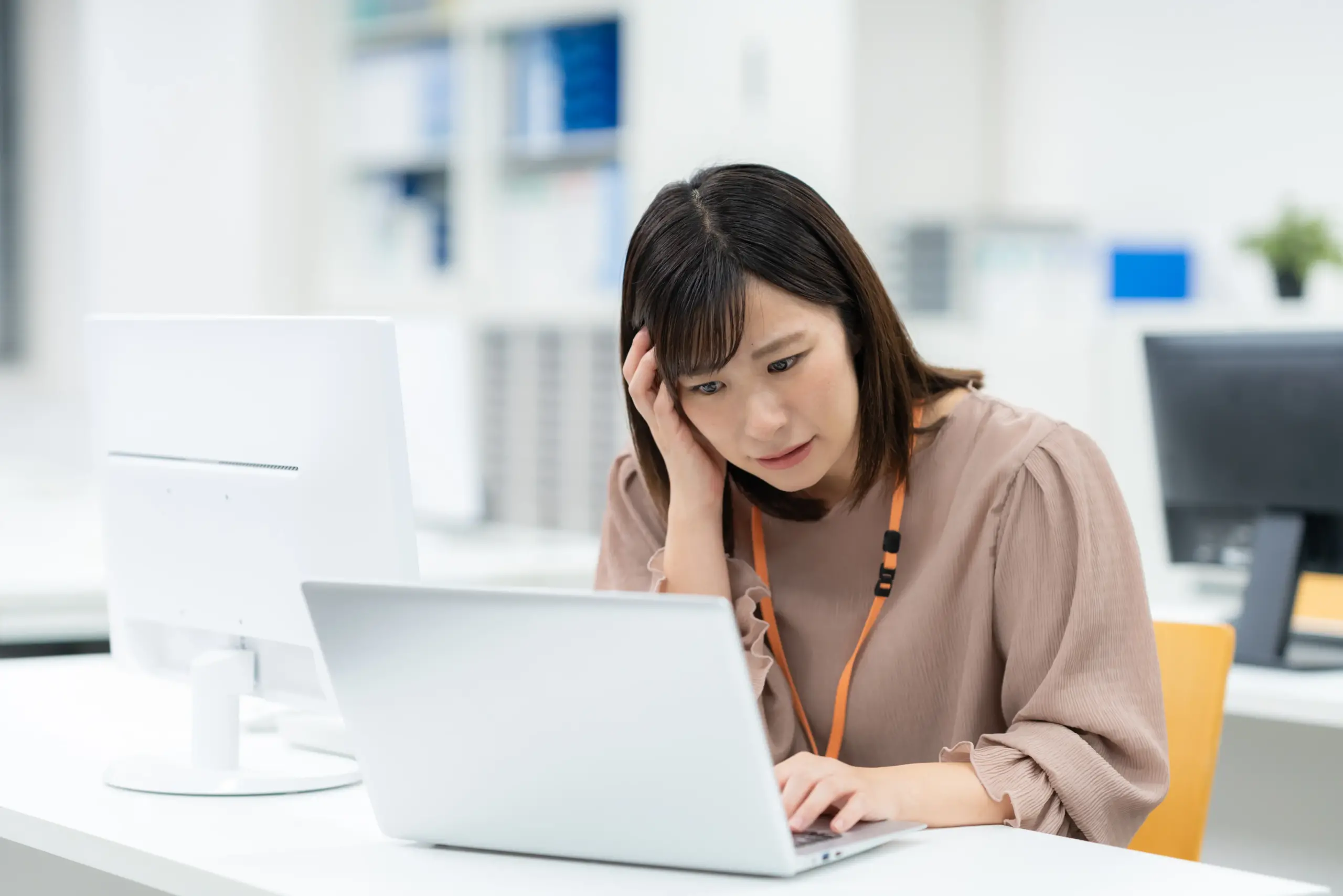 オフィスで悩む女性