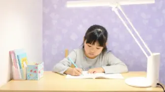 勉強する女の子