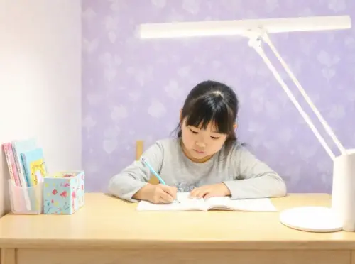 勉強する女の子