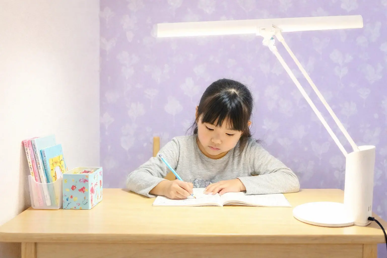 勉強する女の子