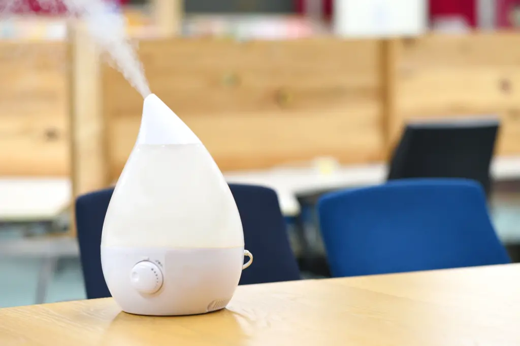 オフィスのデスクに置かれた加湿器