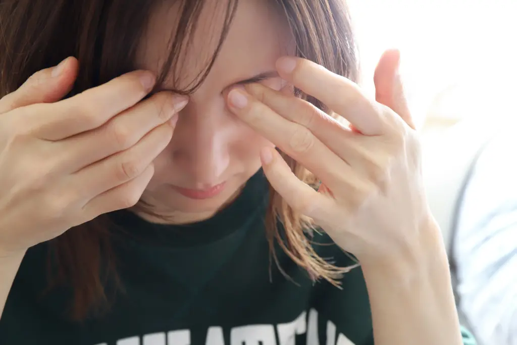 目の乾きを気にする女性