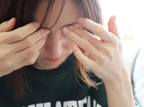 目の乾きを気にする女性