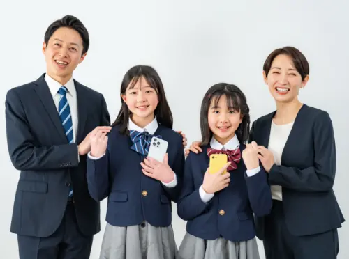 学校検眼やデジタル機器との付き合い方をイメージした親子4人の写真