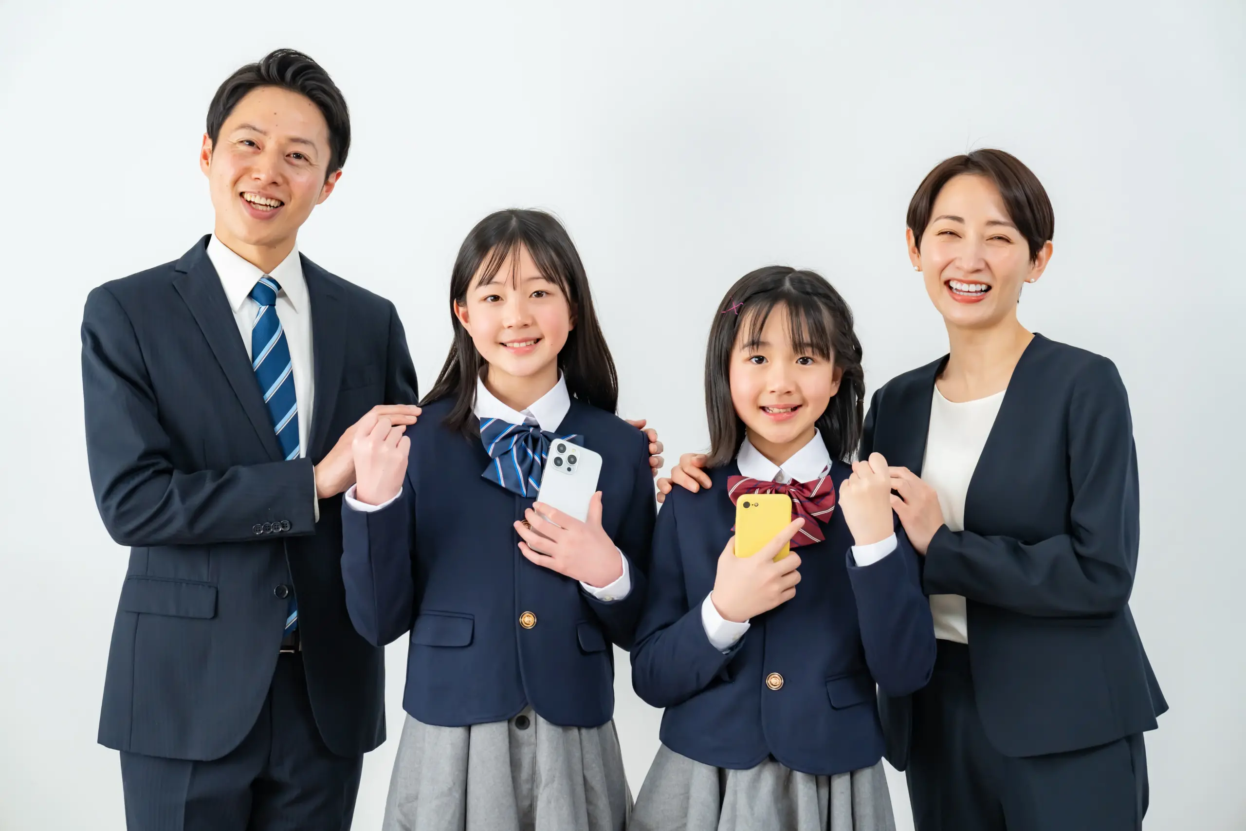 学校検眼やデジタル機器との付き合い方をイメージした親子4人の写真