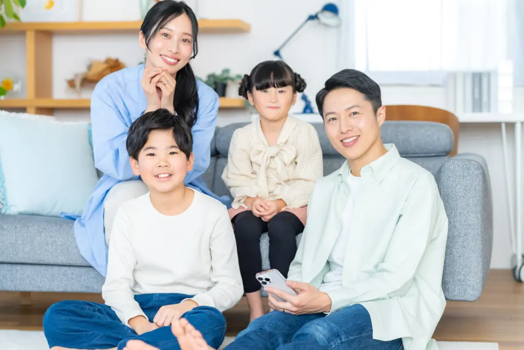 リビングで団らんする親子