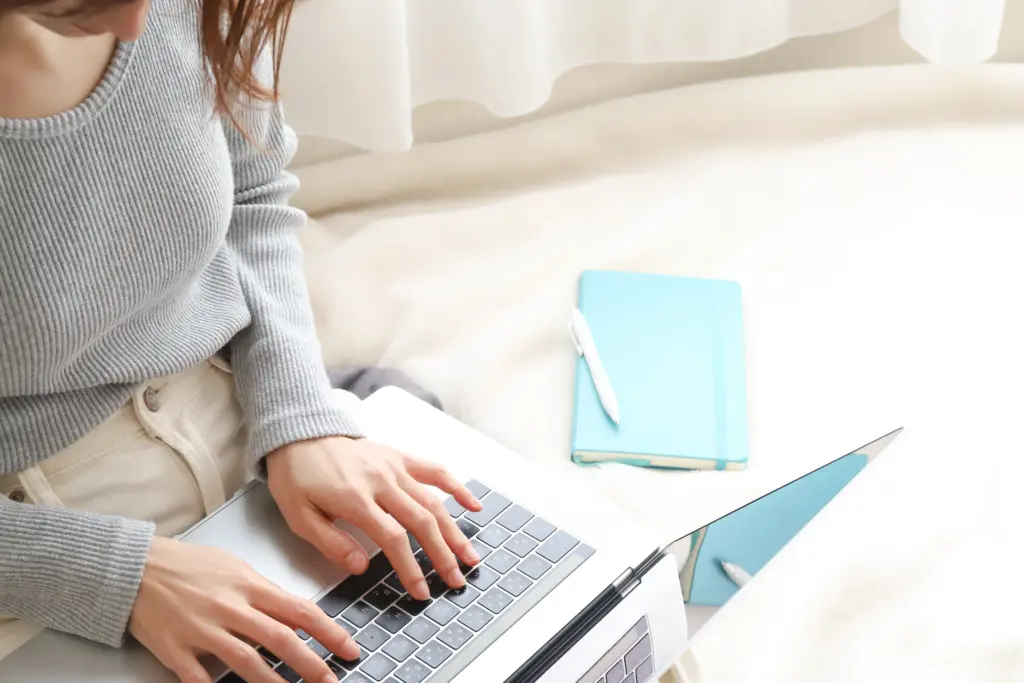 ノートパソコンを使う女性