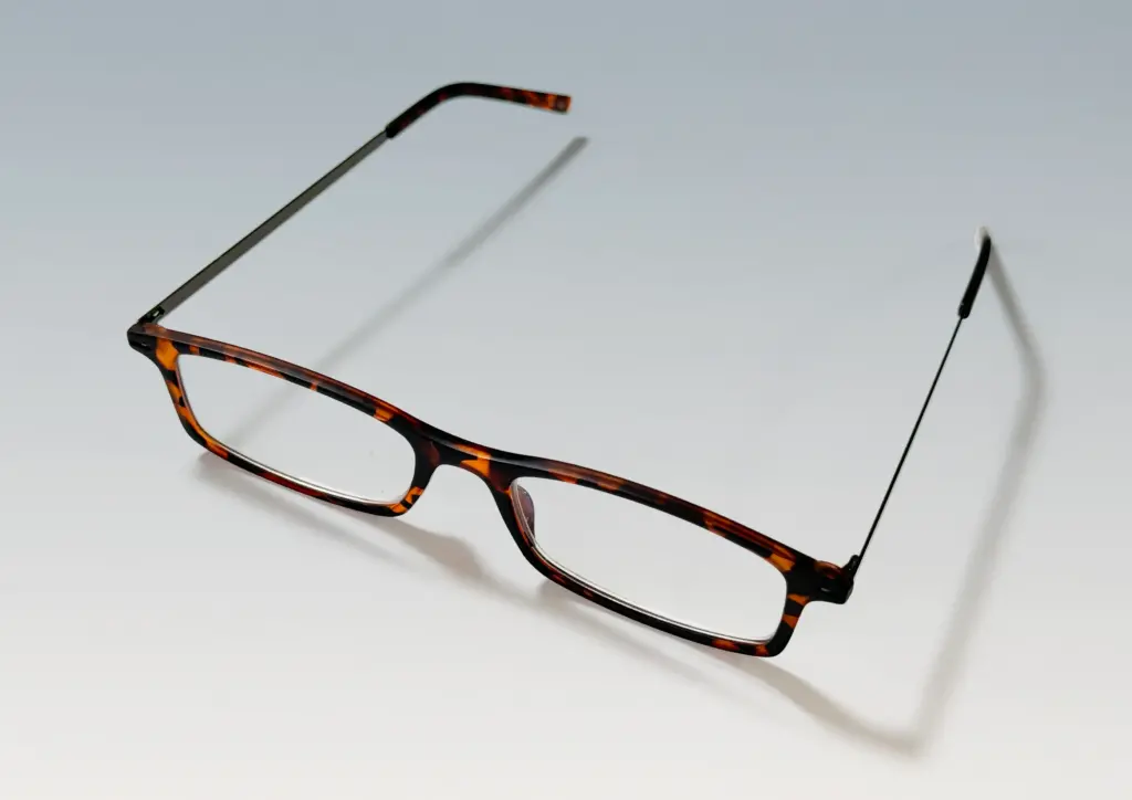 机に置かれた老眼鏡