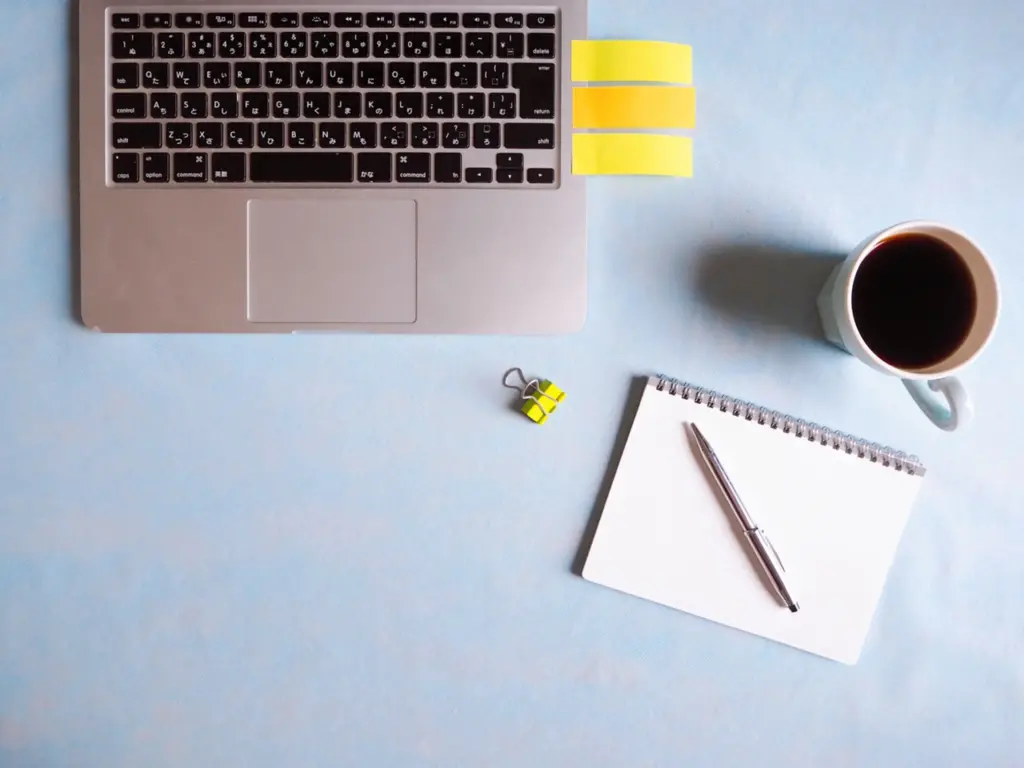 ノートパソコン　PC作業　