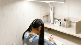ジェントライトで勉強する女の子
