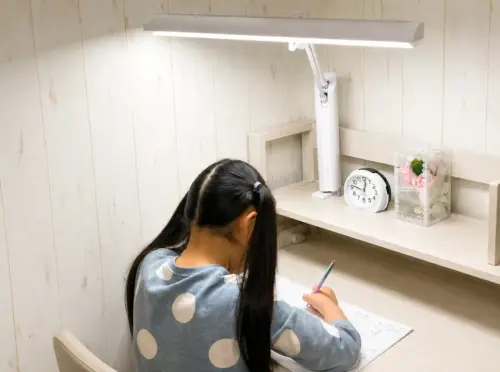 ジェントライトで勉強する女の子