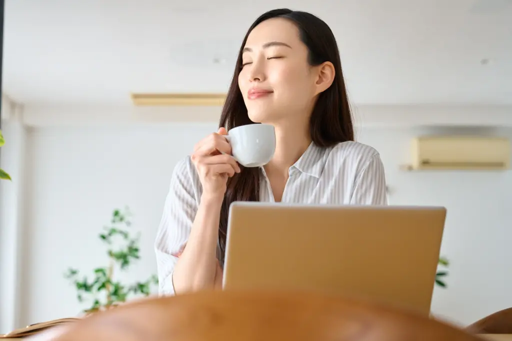 PCやスマホ作業の合間に、目を休めている女性