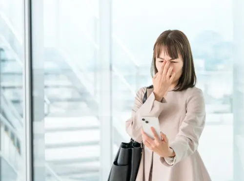 老眼,眼精疲労でスマホが見にくい女性