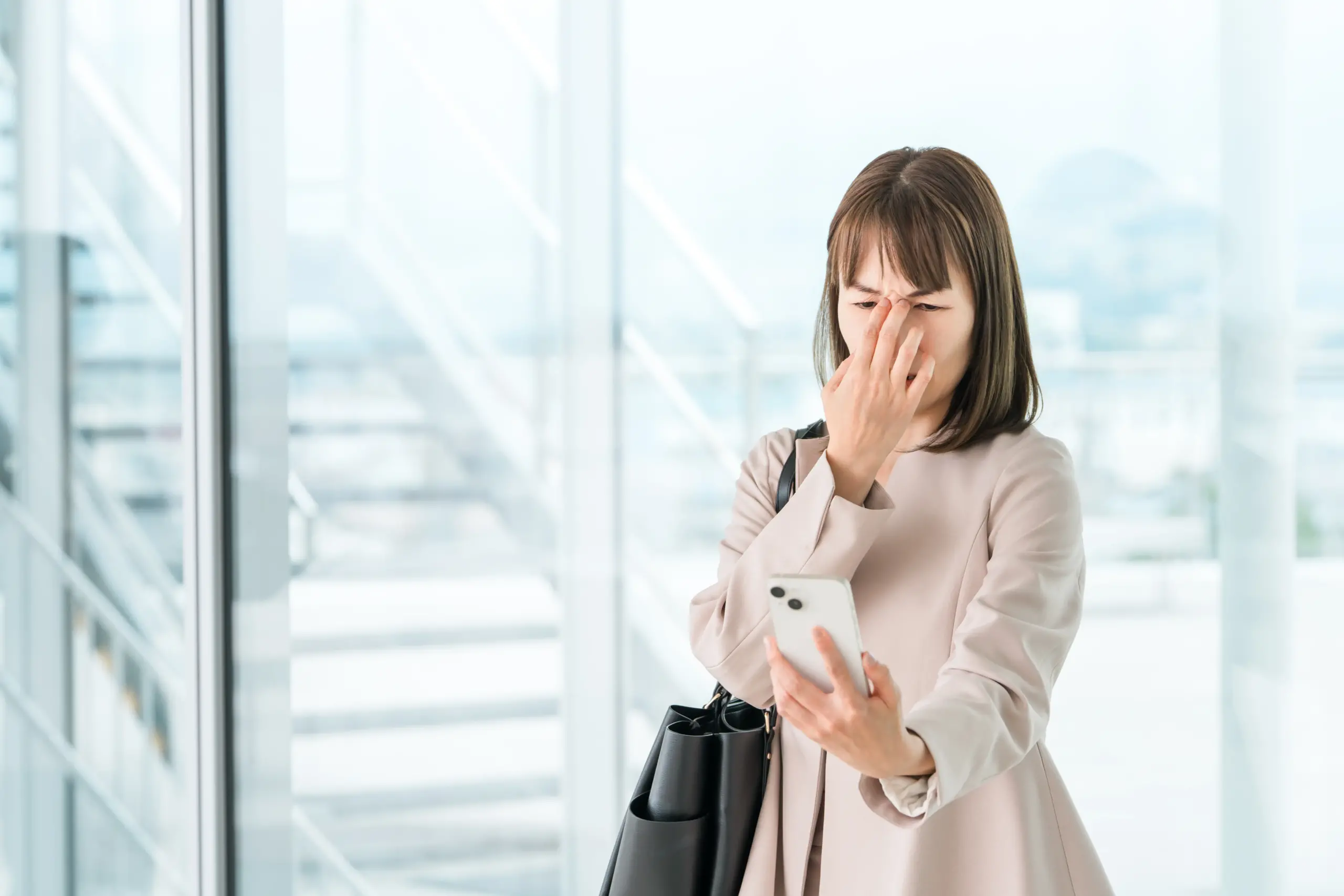 老眼,眼精疲労でスマホが見にくい女性