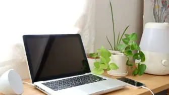 明るい窓にあるパソコン