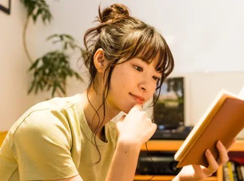 本を読む女性