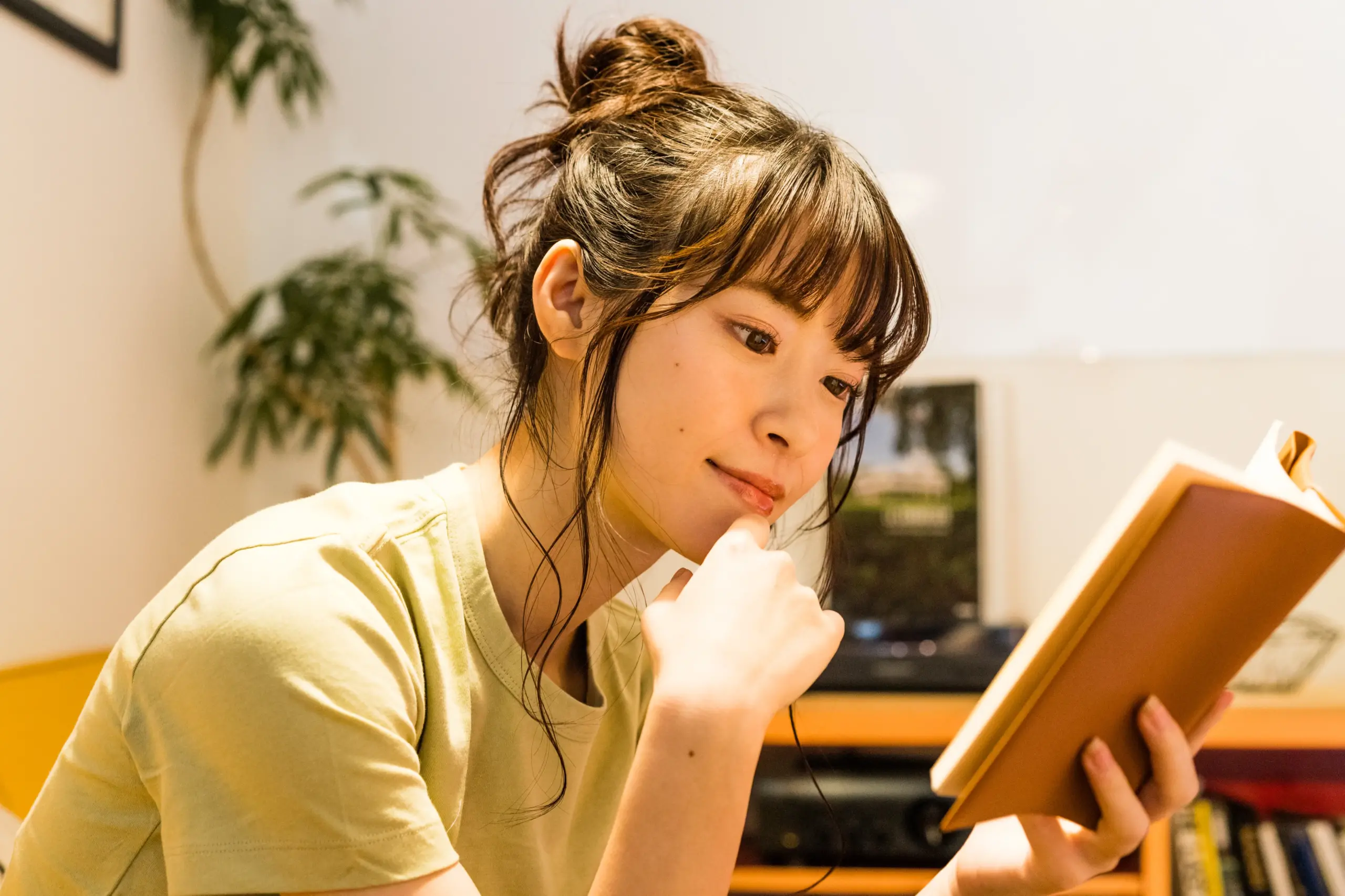 本を読む女性