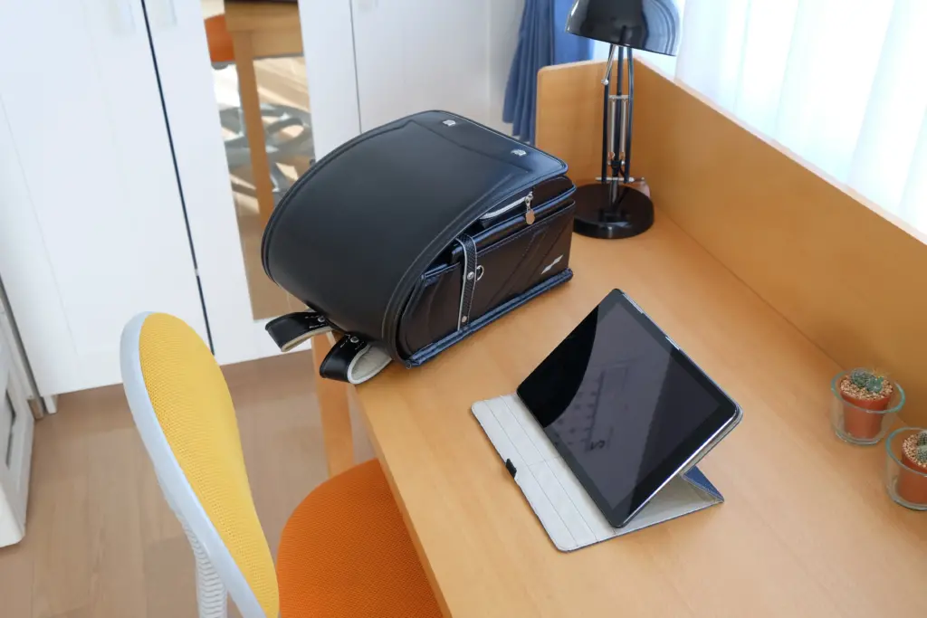 学習机に置かれたランドセルとタブレット