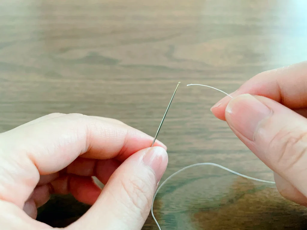 針に糸を通す手元