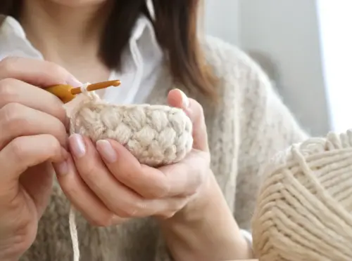 編み物をする女性の手元