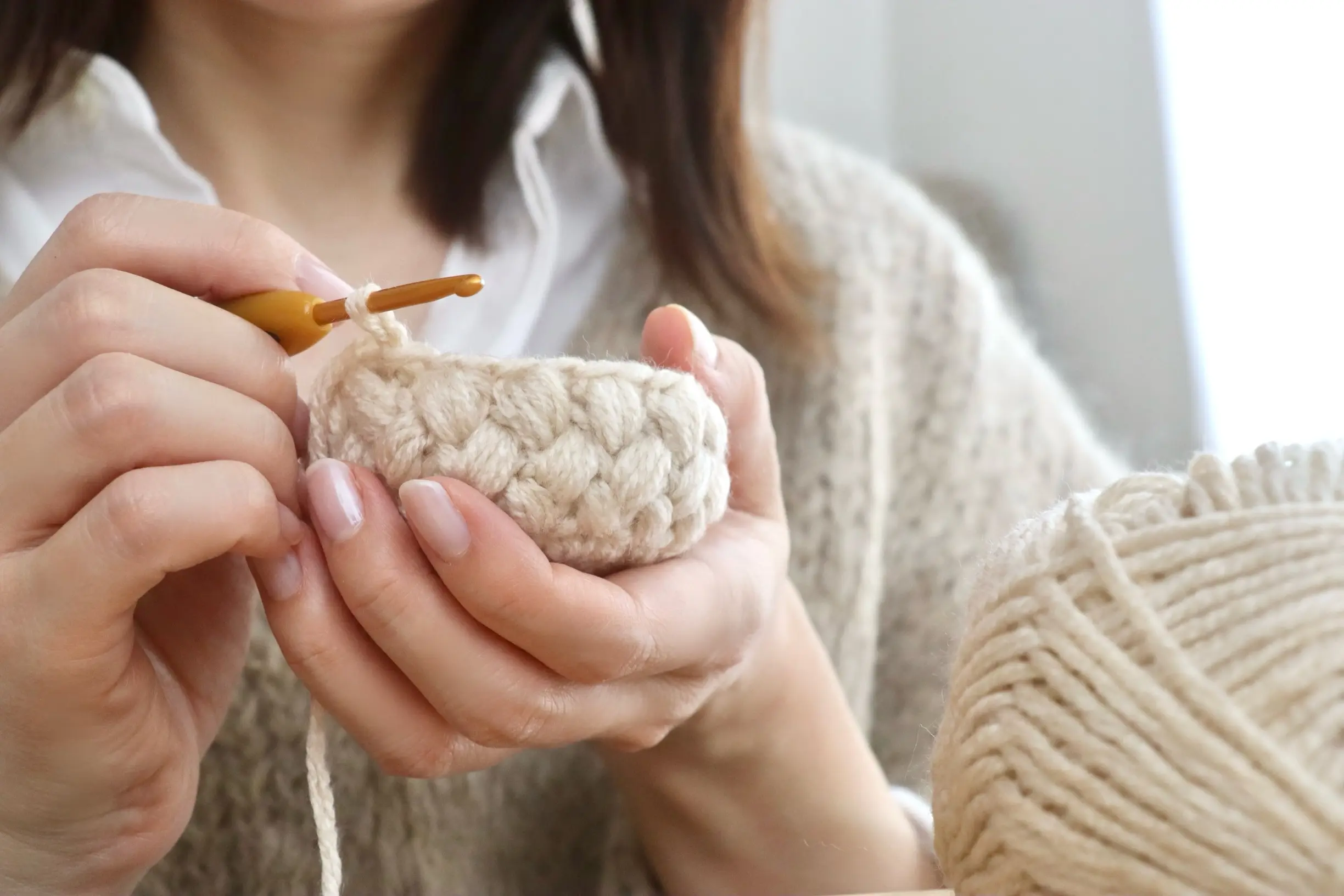 編み物をする女性の手元