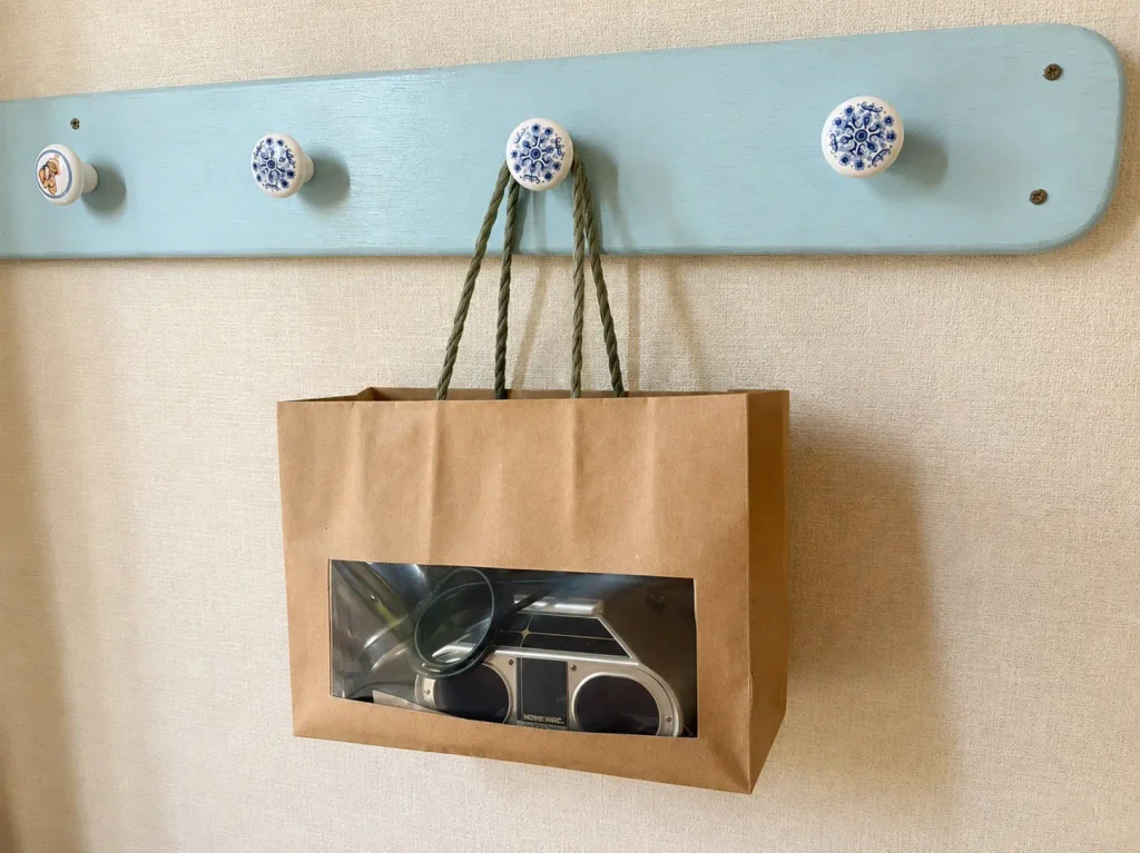 紙袋を加工してホームワックを壁掛け収納にした例