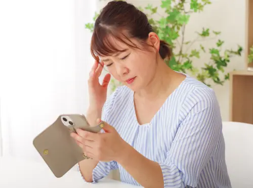 老眼でスマホが見えにくいミドル女性