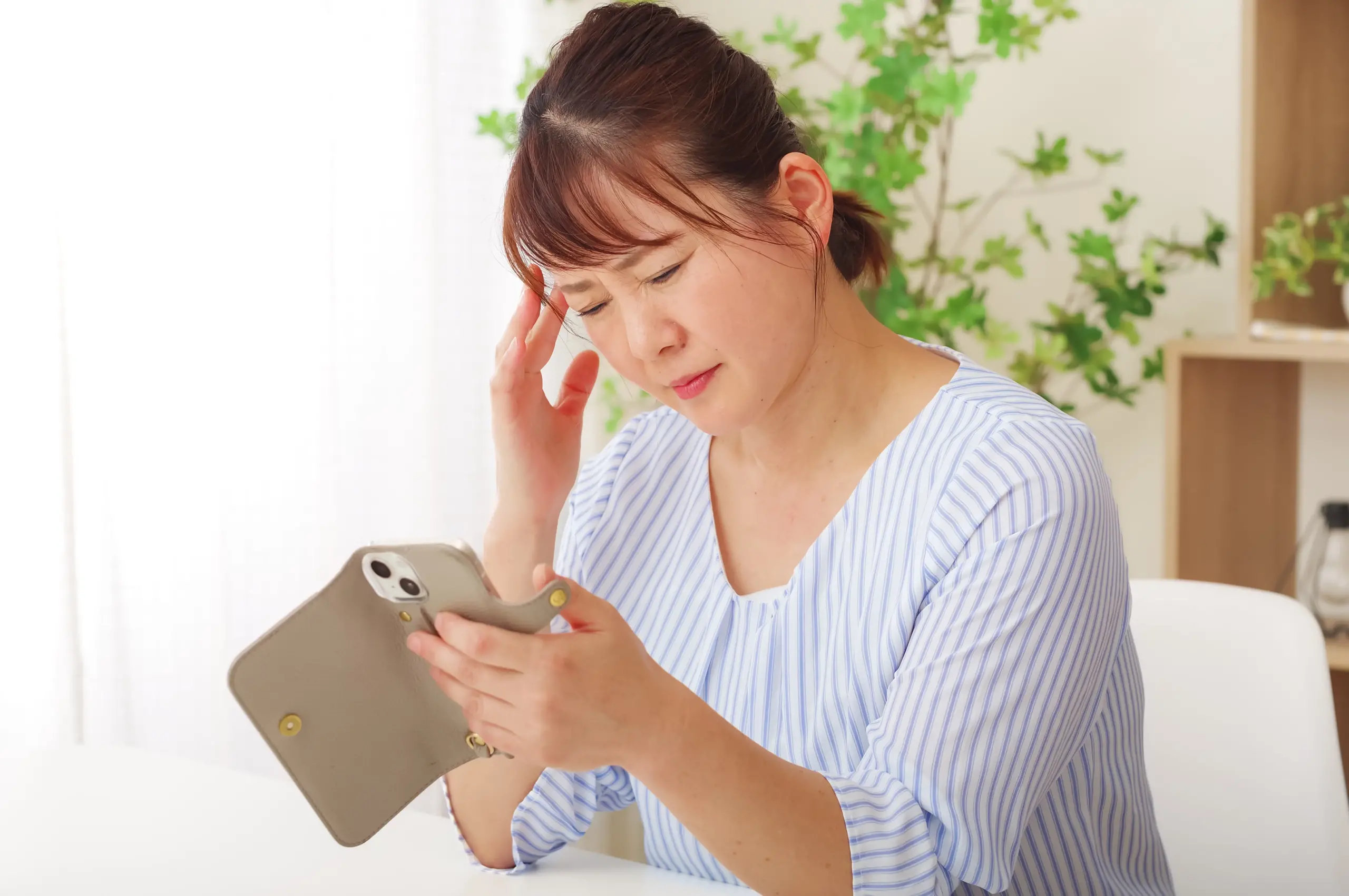 老眼でスマホが見えにくいミドル女性