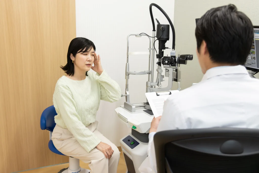 眼科医と相談する女性患者イメージ