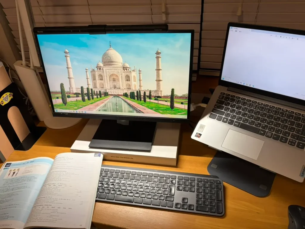 モニターライトでキーボードとモニター手前の机上を照らしている様子