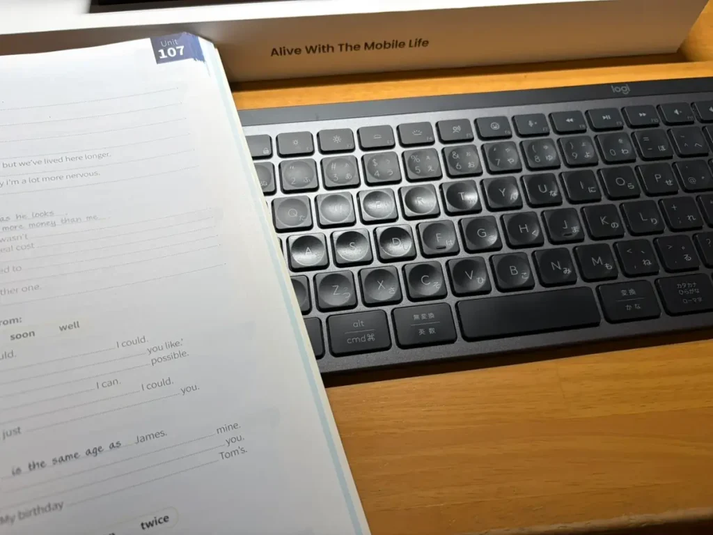 モニターライトの光がキーボードのキー表面に反射している様子
